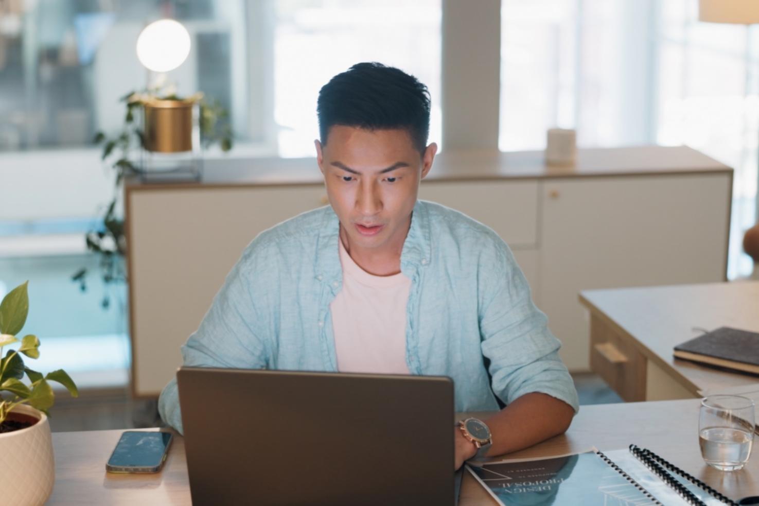 Praktische Trainingsszene mit aktiven Teilnehmern